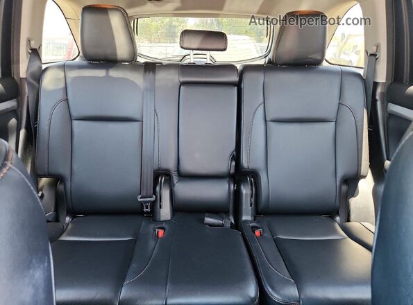 5TDKZRFH8JS275629 2018 TOYOTA HIGHLANDER Burgundy Vista de los asientos traseros
