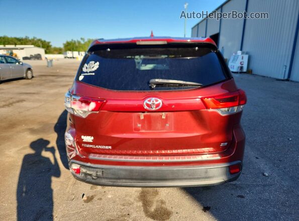 5TDKZRFHXJS539000 2018 TOYOTA HIGHLANDER Red Вид ззаду