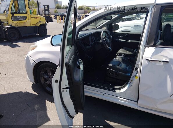 5TDXK3DC8GS745536 2016 TOYOTA SIENNA White Front interior view