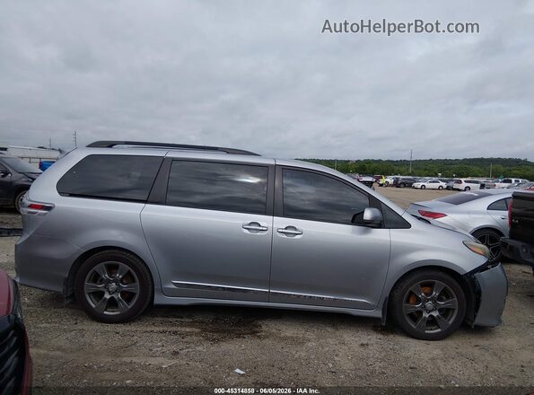 5TDXZ3DC0HS884234 2017 TOYOTA SIENNA Silver Vista interior trasera