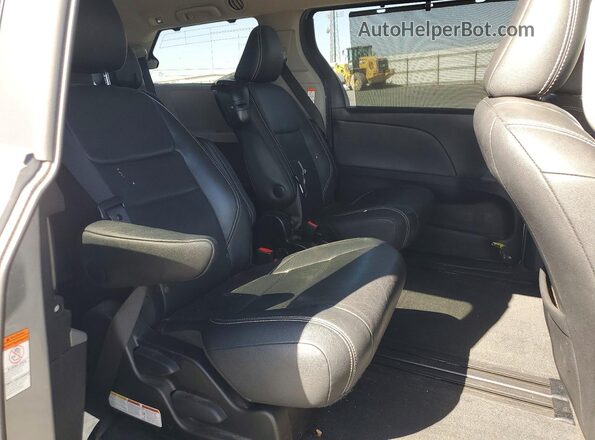 5TDXZ3DC1HS853090 2017 TOYOTA SIENNA Серебряный 