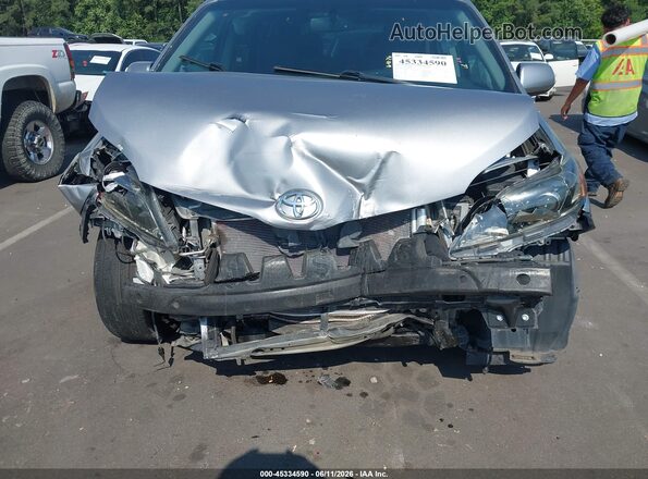 5TDXZ3DC4HS768227 2017 TOYOTA SIENNA Silver Front view
