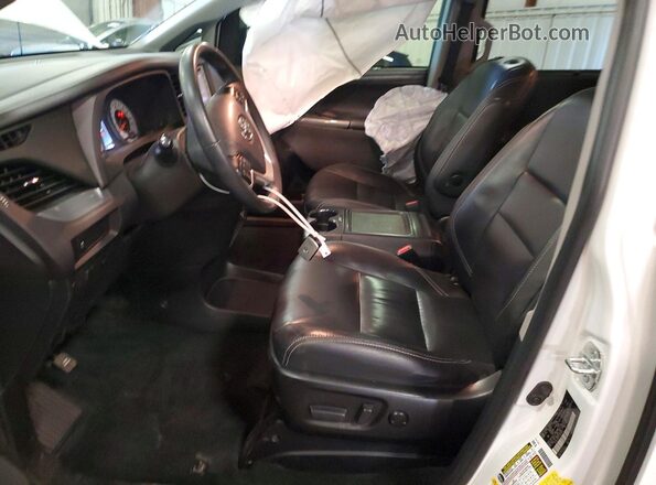 5TDXZ3DC5JS918612 2018 TOYOTA SIENNA White Front interior view