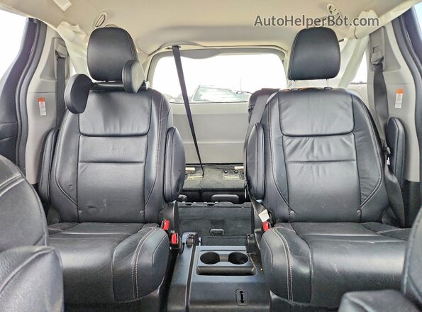 5TDXZ3DC6HS827603 2017 TOYOTA SIENNA Silver Widok tylnych siedzeń