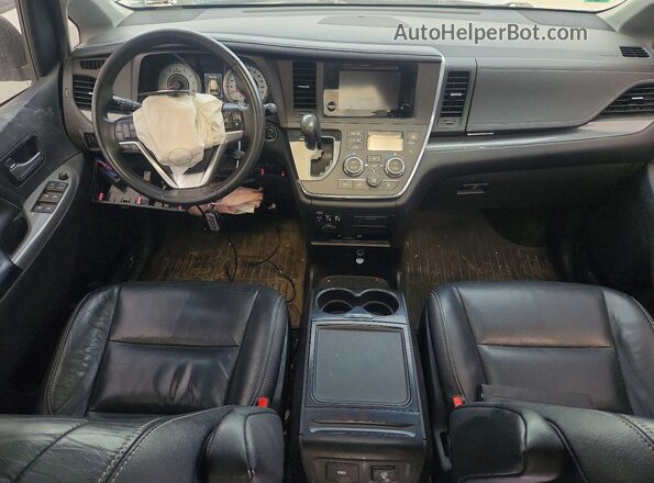 5TDXZ3DC7HS802418 2017 TOYOTA SIENNA Silver Vista del salpicadero