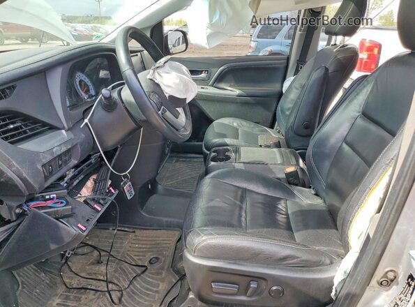 5TDXZ3DC7HS802418 2017 TOYOTA SIENNA Silver Vista interior delantera