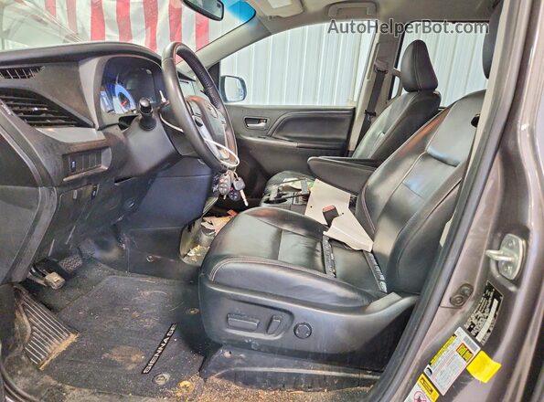 5TDXZ3DC8HS839798 2017 TOYOTA SIENNA Серый Вид салона спереди