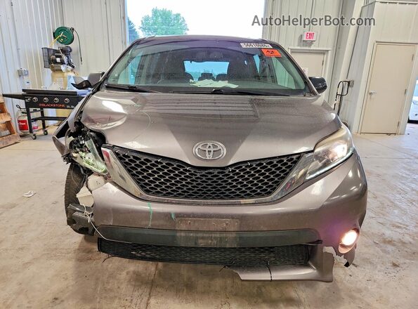 5TDXZ3DC8HS839798 2017 TOYOTA SIENNA Серый Вид спереди