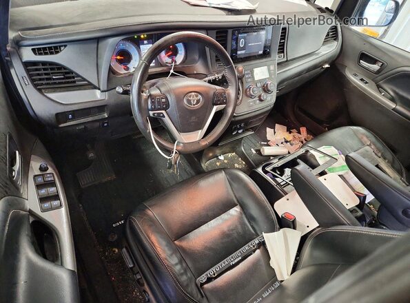 5TDXZ3DC8HS839798 2017 TOYOTA SIENNA Серый Вид панели приборов