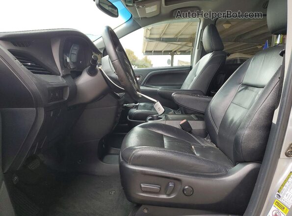 5TDXZ3DCXHS877632 2017 TOYOTA SIENNA Silver 