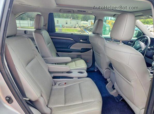 5TDYKRFH8GS161668 2016 TOYOTA HIGHLANDER Silver Вид задньої частини салону