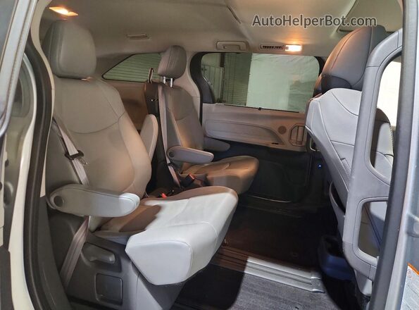 5TDYRKEC0MS032330 2021 TOYOTA SIENNA Silver 