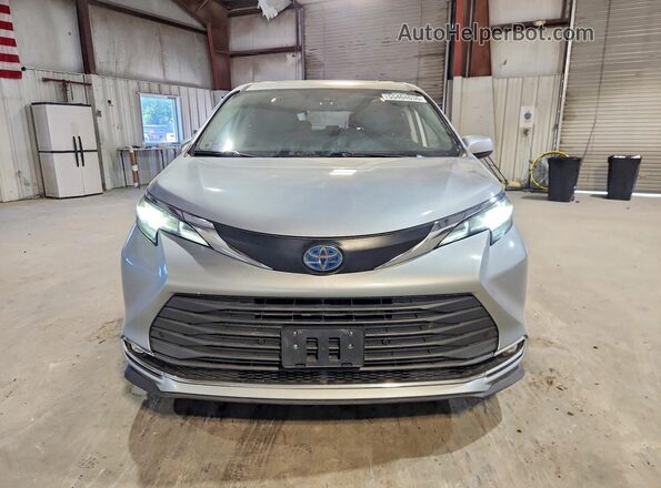 5TDYRKEC0MS032330 2021 TOYOTA SIENNA Silver 