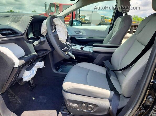5TDYRKEC0TS307953 2026 TOYOTA SIENNA Black 