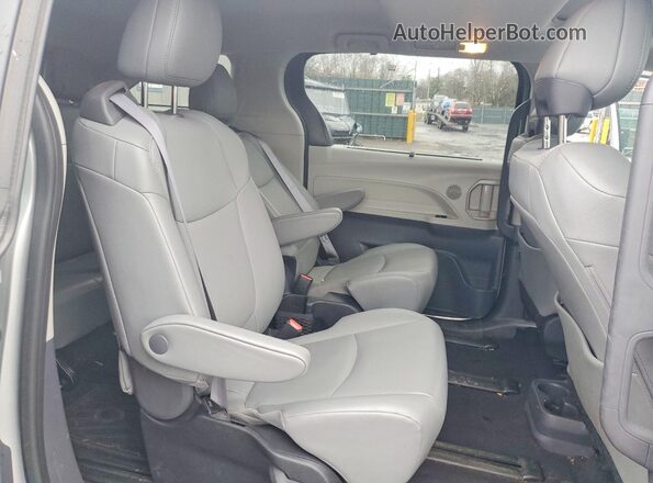 5TDYRKEC2PS143286 2023 TOYOTA SIENNA Silver Vista interior trasera