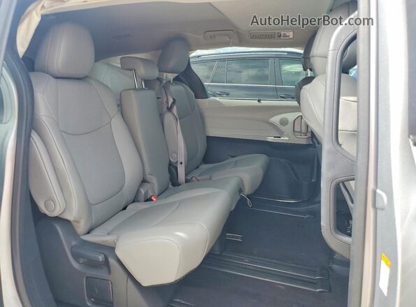5TDYRKEC2SS227911 2025 TOYOTA SIENNA Silver Widok wnętrza z tyłu