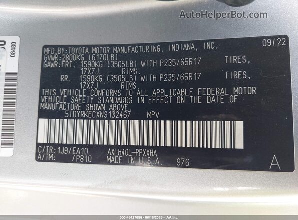 5TDYRKECXNS132467 2022 TOYOTA SIENNA Silver ძრავის განყოფილების ხედი