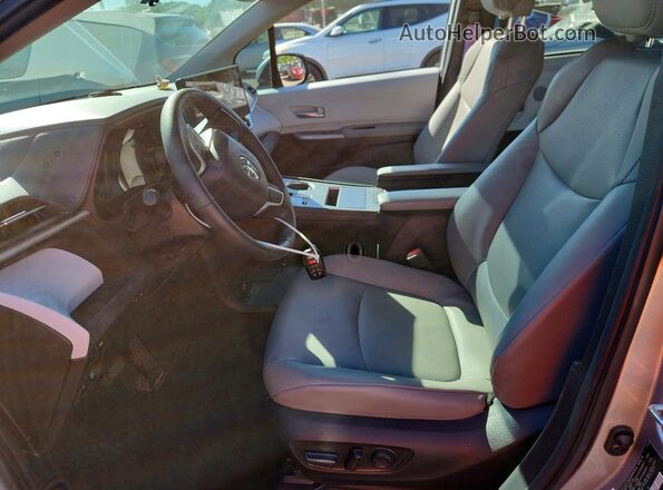 5TDYSKFC3SS163770 2025 TOYOTA SIENNA Silver 