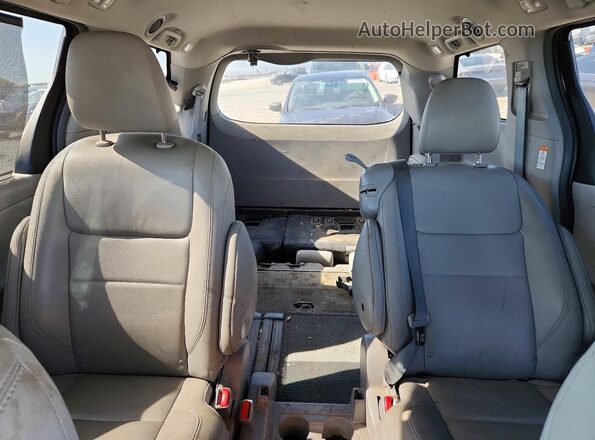 5TDYZ3DC0HS779665 2017 TOYOTA SIENNA Blue Вид задніх сидінь