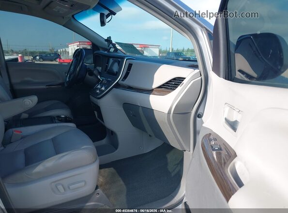 5TDYZ3DC0HS789337 2017 TOYOTA SIENNA Silver Front interior view