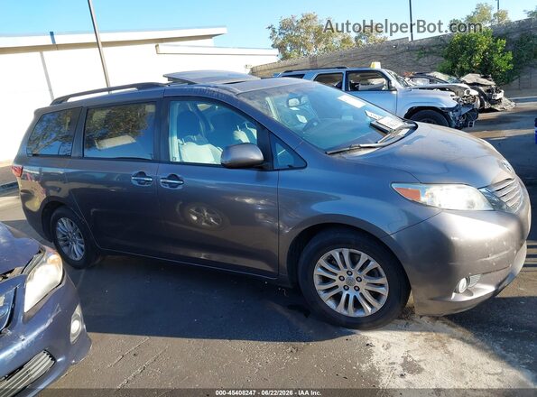 5TDYZ3DC0HS797664 2017 TOYOTA SIENNA Gray Widok wnętrza z tyłu