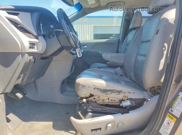 5TDYZ3DC0HS815290 2017 TOYOTA SIENNA Silver Front interior view