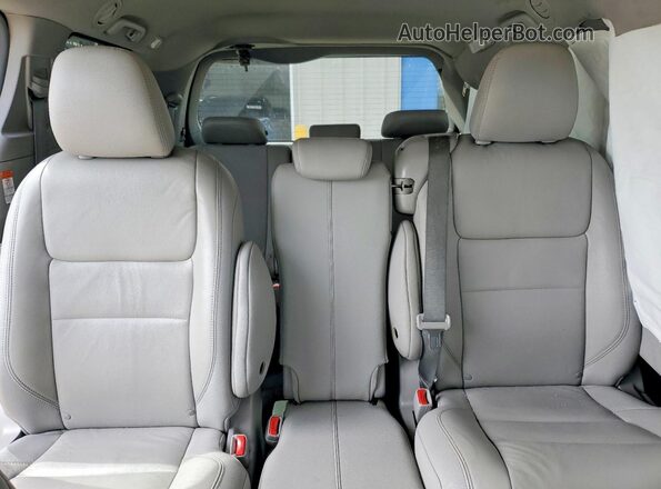 5TDYZ3DC2HS791588 2017 TOYOTA SIENNA Silver უკანა სავარძლების ხედი