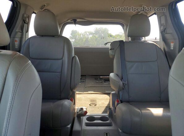 5TDYZ3DC2HS830079 2017 TOYOTA SIENNA Серебряный Вид задних сидений
