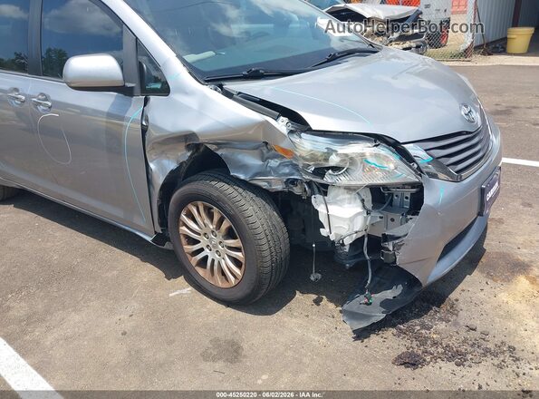 5TDYZ3DC2HS900535 2017 TOYOTA SIENNA Silver Widok z przodu