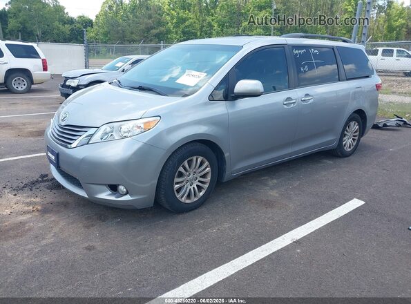 5TDYZ3DC2HS900535 2017 TOYOTA SIENNA Silver Przód lewy