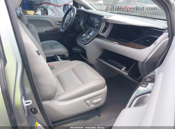 5TDYZ3DC2HS900535 2017 TOYOTA SIENNA Silver Widok wnętrza z przodu