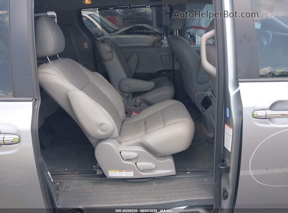 5TDYZ3DC2HS900535 2017 TOYOTA SIENNA Silver Widok naklejki z numerem VIN