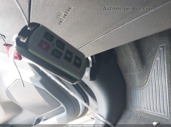 5TDYZ3DC2HS900535 2017 TOYOTA SIENNA Silver Widok deski rozdzielczej