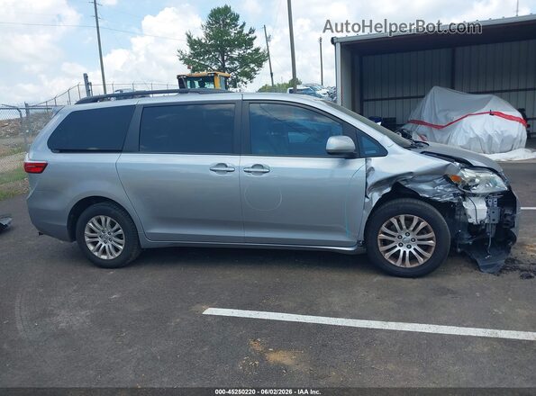 5TDYZ3DC2HS900535 2017 TOYOTA SIENNA Silver Widok wnętrza 360 stopni