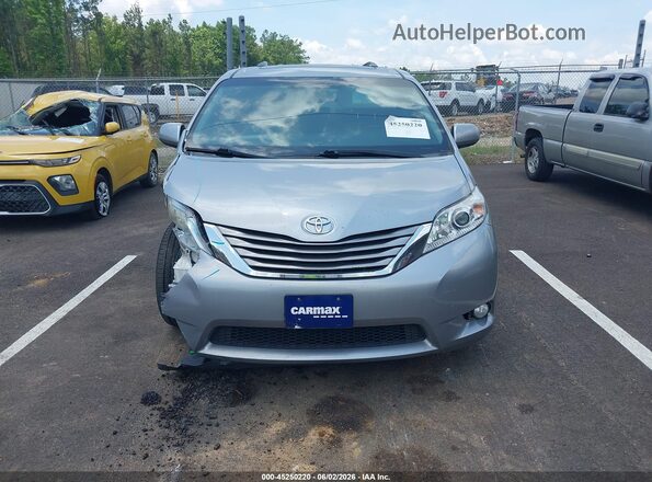 5TDYZ3DC2HS900535 2017 TOYOTA SIENNA Silver Widok wnętrza z tyłu