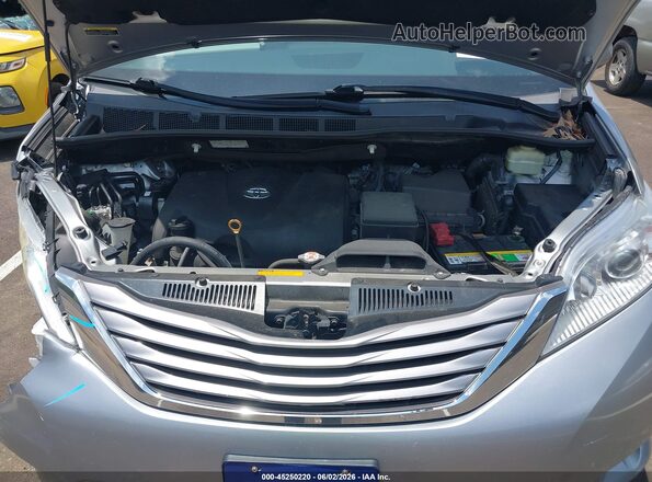 5TDYZ3DC2HS900535 2017 TOYOTA SIENNA Silver Widok z tyłu