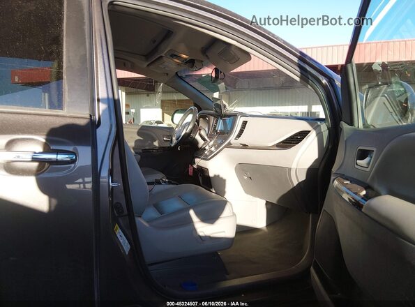5TDYZ3DC3HS782687 2017 TOYOTA SIENNA Серый Вид салона спереди
