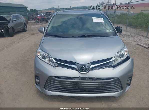5TDYZ3DC4JS947670 2018 TOYOTA SIENNA Silver Vista interior trasera