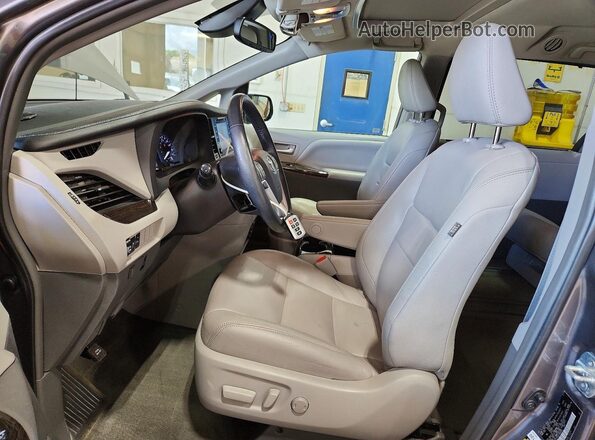 5TDYZ3DC4JS962685 2018 TOYOTA SIENNA Серый Вид салона спереди
