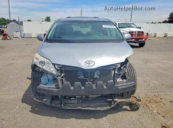 5TDYZ3DC5HS850438 2017 TOYOTA SIENNA Silver Դիմացի տեսք