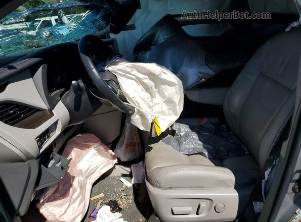 5TDYZ3DC7HS812273 2017 TOYOTA SIENNA Silver Front interior view