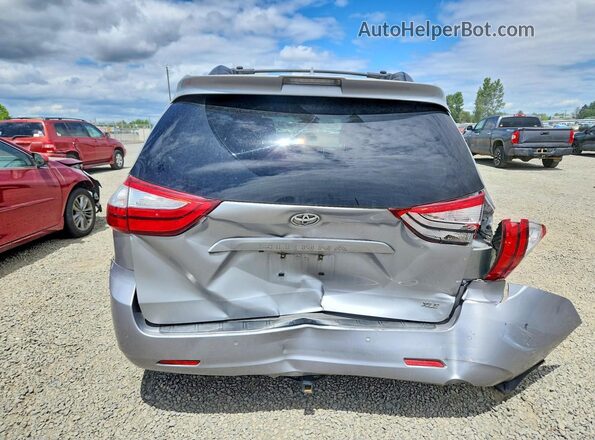 5TDYZ3DC7JS944665 2018 TOYOTA SIENNA Silver Widok z tyłu