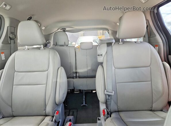 5TDYZ3DC7JS944665 2018 TOYOTA SIENNA Silver Widok tylnych siedzeń