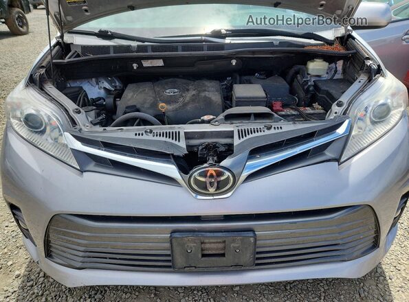 5TDYZ3DC7JS944665 2018 TOYOTA SIENNA Silver Widok komory silnika