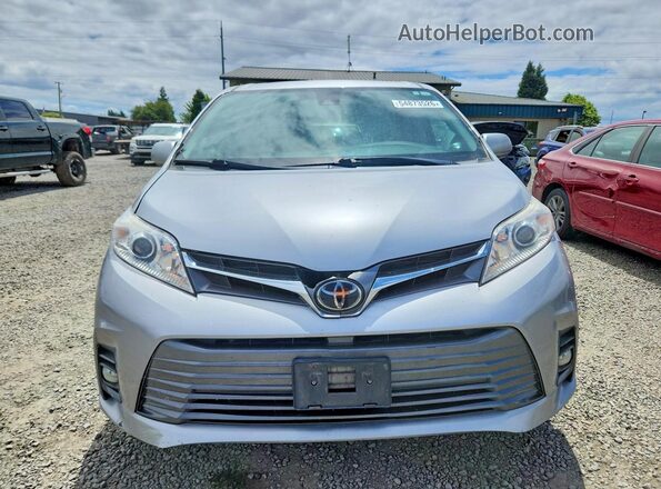5TDYZ3DC7JS944665 2018 TOYOTA SIENNA Silver Widok z przodu