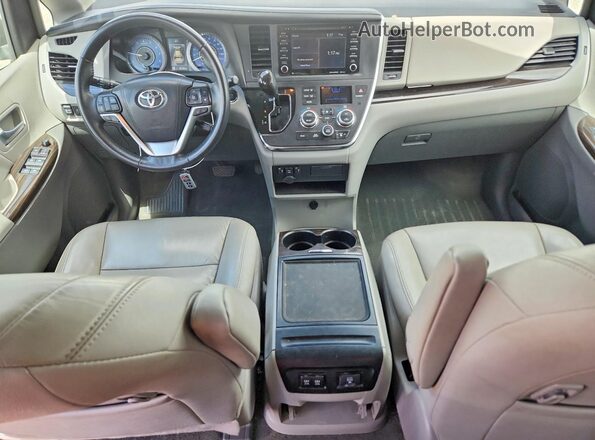 5TDYZ3DC7JS944665 2018 TOYOTA SIENNA Silver Widok deski rozdzielczej