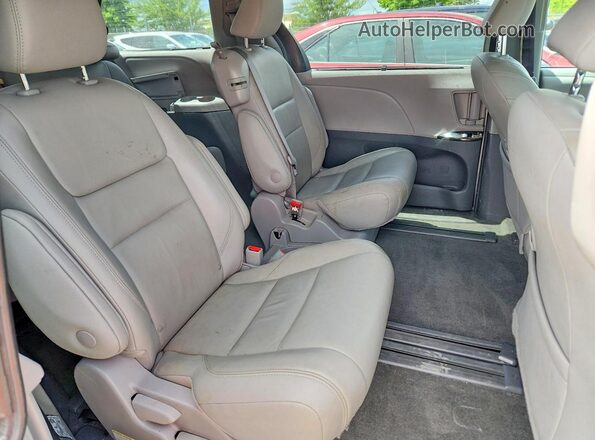 5TDYZ3DC7JS944665 2018 TOYOTA SIENNA Silver Widok wnętrza z tyłu