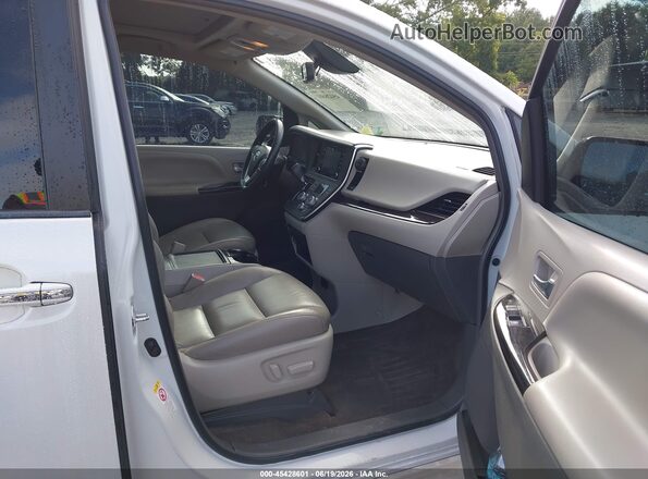 5TDYZ3DC9JS902630 2018 TOYOTA SIENNA White Вид салону спереду