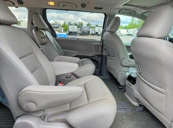 5TDYZ3DCXHS833151 2017 TOYOTA SIENNA Синий Вид задних сидений