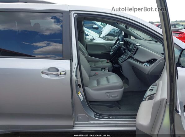 5TDYZ3DCXHS854792 2017 TOYOTA SIENNA Silver წინა სალონის ხედი